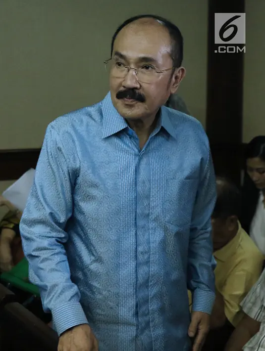 Terdakwa perkara merintangi penyidikan KPK pada kasus korupsi e-KTP, Fredrich Yunadi bersiap menjalani sidang pembacaan putusan di Pengadilan Tipikor, Jakarta, Kamis (28/6). Sebelumnya, Fredrich dituntut 12 tahun penjara. (Liputan6.com/Helmi Fithriansyah)