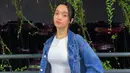 Mengguanakn jaket denim oversize, adik dari Bryan Domani ini memilih menggunakan riasan wajah sederhana. Ia pun memadukan penampilan casualnya dengan sling bag. (Liputan6.com/IG/@megandomani1410)