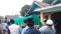 Tiga korban tsunami Selat Sunda di Anyer, Banten, yang merupakan warga Tangerang, mulai dimakamkan oleh keluarga.