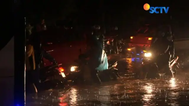 Jalan Soekarno-Hatta yang menghubungkan kawasan Kiara Condong dan Cibiru, semalam terendam banjir setinggi 50 cm.