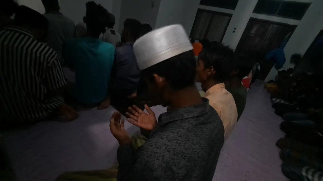 Pengungsi Muslim-Rohingya sedang menggelar salat magrib berjemaah di langgar milik sekolah yang menjadi lokasi penampungan mereka, Selasa malam (27/12/2022). (Liputan6.com/Rino Abonita)