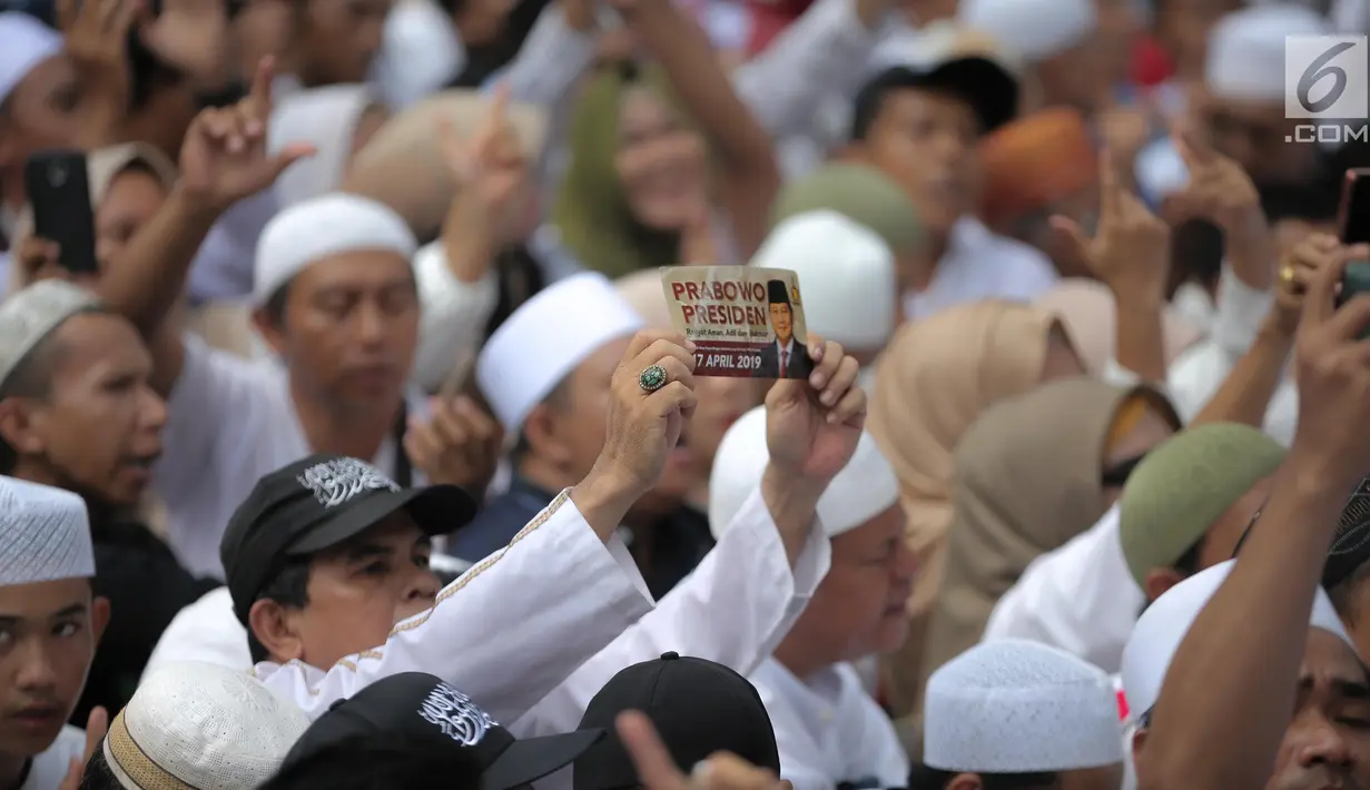 Pendukung pasangan Capres-Cawapres 02 Prabowo Subianto-Sandiaga Uno menghadiri syukuran kemenangan di Kertanegara, Jakarta, Jumat (19/4). Acara dengan tema gema nisfu sya'ban sekaligus ucapan syukur kemenangan Prabowo-Sandiaga dihadiri ribuan pendukung. (Liputan6.com/Faizal Fanani)