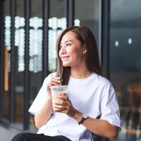 Seorang perempuan memegang kopi (Foto Dok: Freepik/farknot).