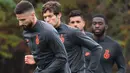 Para pemain Chelsea melakukan pemanasan saat mengikuti sesi latihan tim di Stoke D'Abernon, barat daya London (4/11/2019). Chelsea akan bertanding melawan wakil Belanda, Ajax Amsterdam pada Grup H Liga Champions. (AFP Photo/Glyn Kirk)