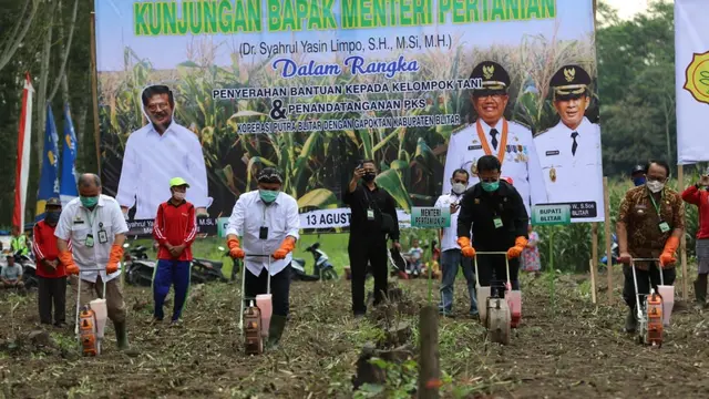Mentan Syahrul Yasin Limpo terjun langsung bersama Bupati Blitar melakukan tanam jagung di Desa Maliran, Kamis (13/8/2020). (Dok Kementan)