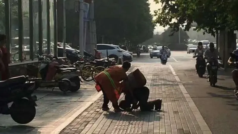 Menyentuh, Petugas Kebersihan Berbagi Makan dengan Pengemis Buta