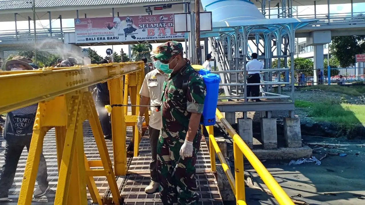 Pelabuhan GIlimanuk disemprot desinfektan
