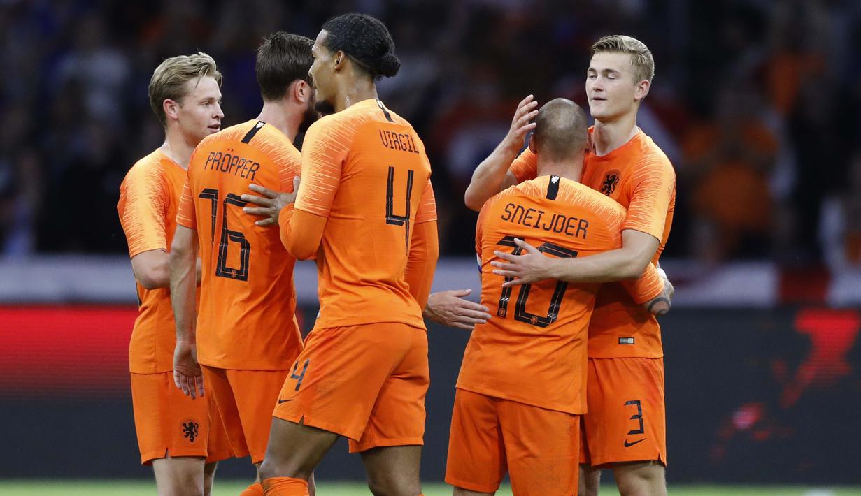 Pemain Belanda, Wesley Sneijder, memeluk rekan nya usai menjalani laga terakhir bersama timnas Belanda di Stadion Johan Cruijff, Amsterdam, Kamis (6/9/2018). Sneijder telah mencatatkan 134 penampilan dan menyumbang 31 gol. (AP/Peter Dejong)