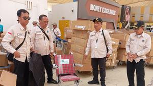 Penerimaan donasi 300 kursi roda dari BSI di Bandara Internasional King Abdulaziz, Jeddah, Arab Saudi, Selasa 12 Mei 2026. (Dok Media Center Haji 2026)