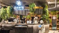 Sebuah kafe di Jepang memberdayakan penyandang disabilitas yang bertindak sebagai pengendali robot pelayan sebuah kafe. (dok. Twitter/@DAWNcafe2021)