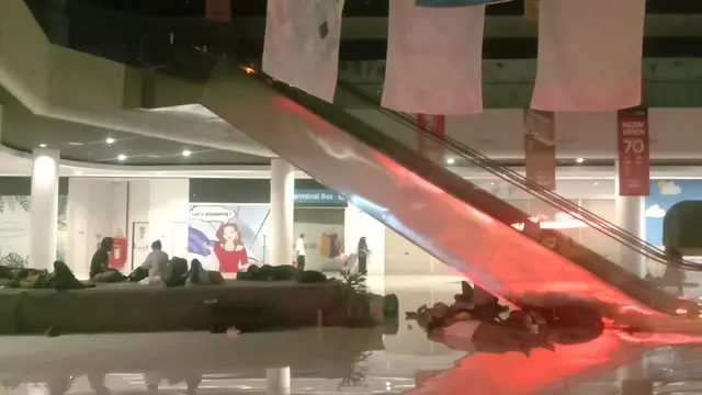 Sejumlah Pemudik Tidur di Dermaga Eksekutif Pelabuhan Merak