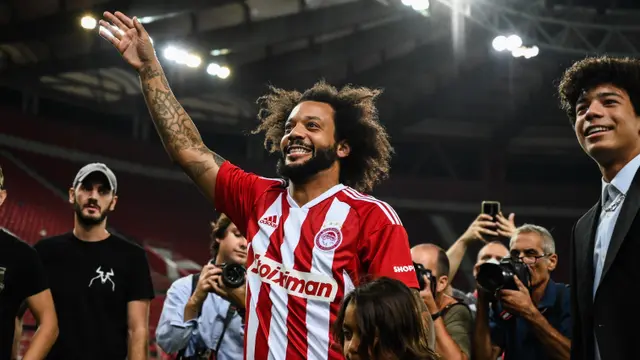 Fans Olympiacos Sambut Meriah Kehadiran Marcelo Dari Real Madrid