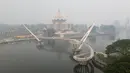 Foto udara memperlihatkan kabut asap menyelimuti kawasan di sekitar gedung Dewan Undangan Negeri Sarawak di Kuching, Malaysia, Selasa, 1 September 2026. (AFP)