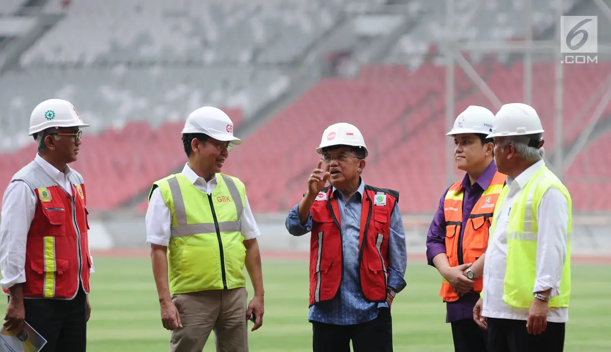 Wapres Jusuf Kalla (tengah) saat meninjau progres renovasi Stadion Utama GBK, Jakarta, Selasa (3/10). Menteri PUPR Basuki Hadimuljono memastikan, pembangunan infrastruktur Asian Games akan selesai sesuai target. (Liputan6.com/Helmi Fithriansyah)