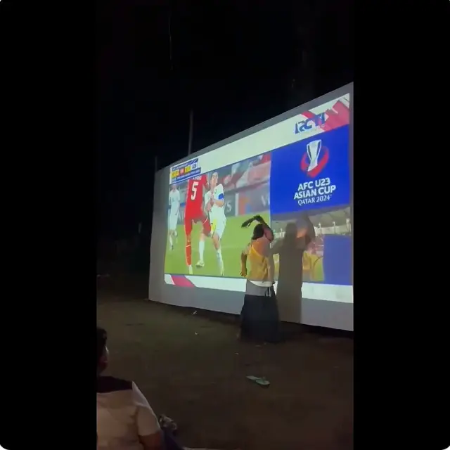 6 Potret Aksi Kocak Penonton Emosi ke Wasit Laga Indonesia Vs Uzbekistan, Bikin Ngakak