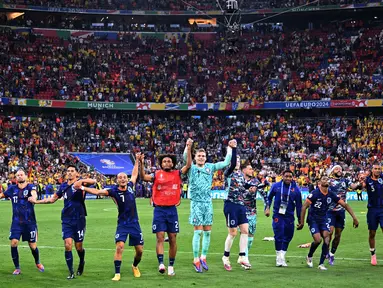 Para pemain Belanda merayakan kemenangan dalam pertandingan babak 16 besar Euro 2024 melawan Rumania di stadion Fussball Arenad, Munchen pada 2 Juli 2024. (Kirill KUDRYAVTSEV/AFP)