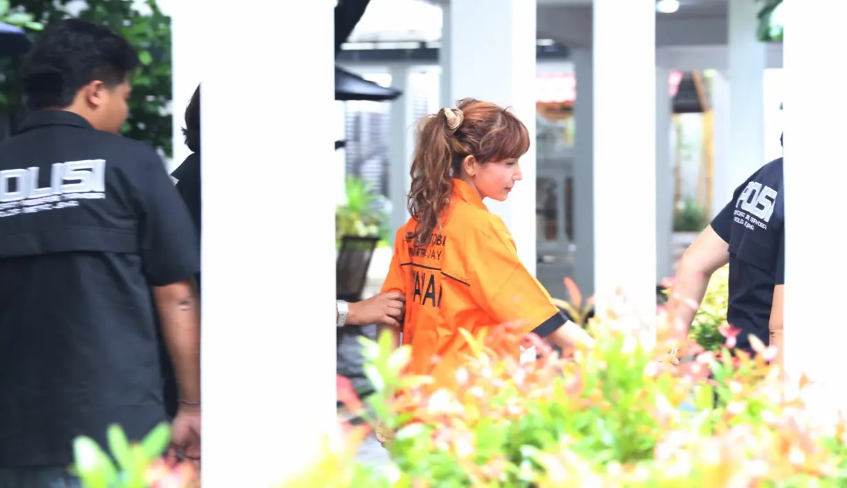 Kuasa hukum Roro Fitria menambahkan, bahwa kliennya tidak rewel. Satu contoh saja mengenai makanan, Roro menerima apapun menu yang disajikan kepadanya. (Nurwahyunan/Bintang.com)