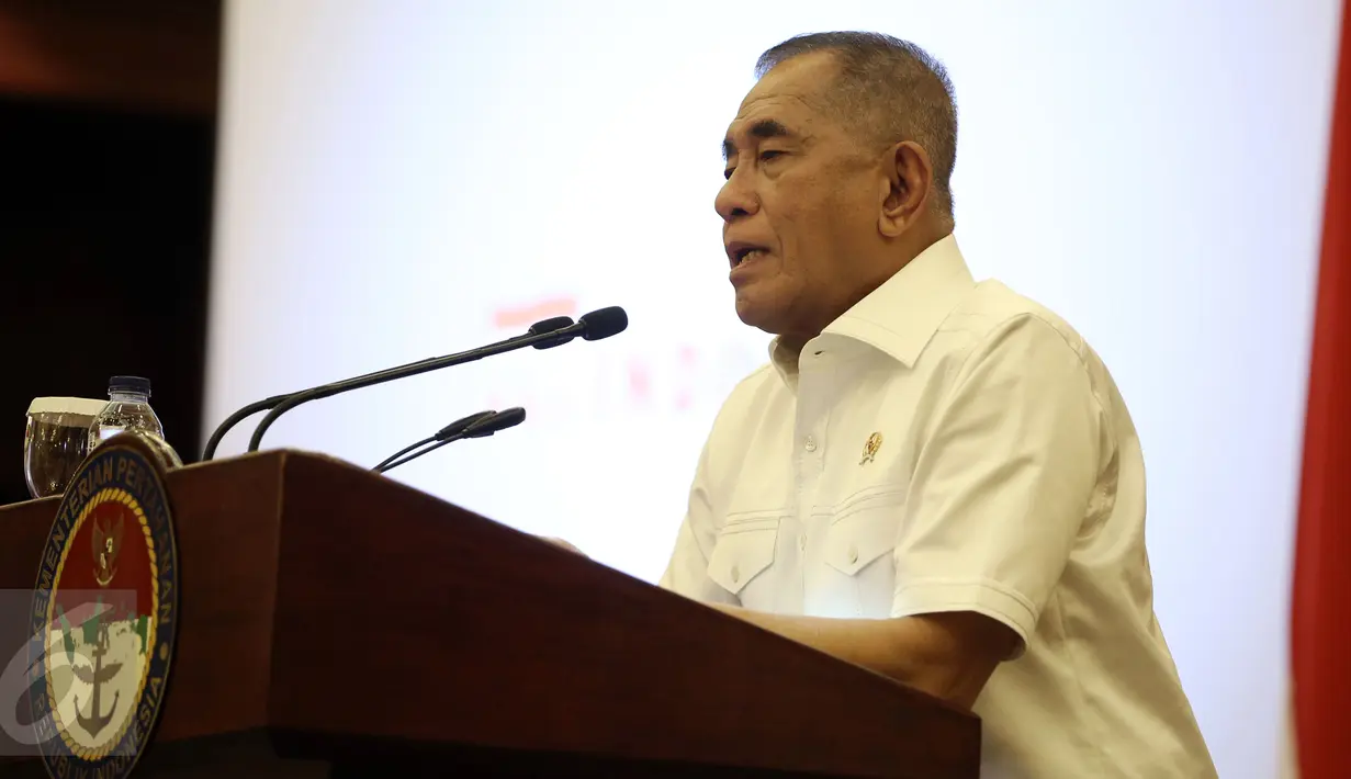 Menteri Pertahanan, Ryamizard Ryacudu memberikan sambutan saat peluncuran Gebyar Aku Indonesia di Jakarta, Kamis (17/3/2016). Ryamizard berharap Gebyar Aku Indonesia dapat menumbuhkan lima nilai dalam program bela negara. (Liputan6.com/Faizal Fanani)