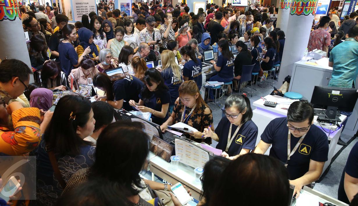 Petugas melayani pengunjung pada pameran GATF di JCC Senayan, Jakarta, Jumat (7/10). GATF  menawarkan tiket dan paket wisata dengan harga lebih rendah dari harga normal ke berbagai destinasi dalam dan luar negeri. (Liputan6.com/Angga Yuniar)