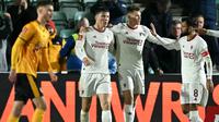 Para pemain Manchester United merayakan gol yang dicetak Rasmus Hojlund ke gawang Newport County di ajang Piala FA 2023/2024, Senin (29/1/2024) dini hari WIB. (JUSTIN TALLIS / AFP)