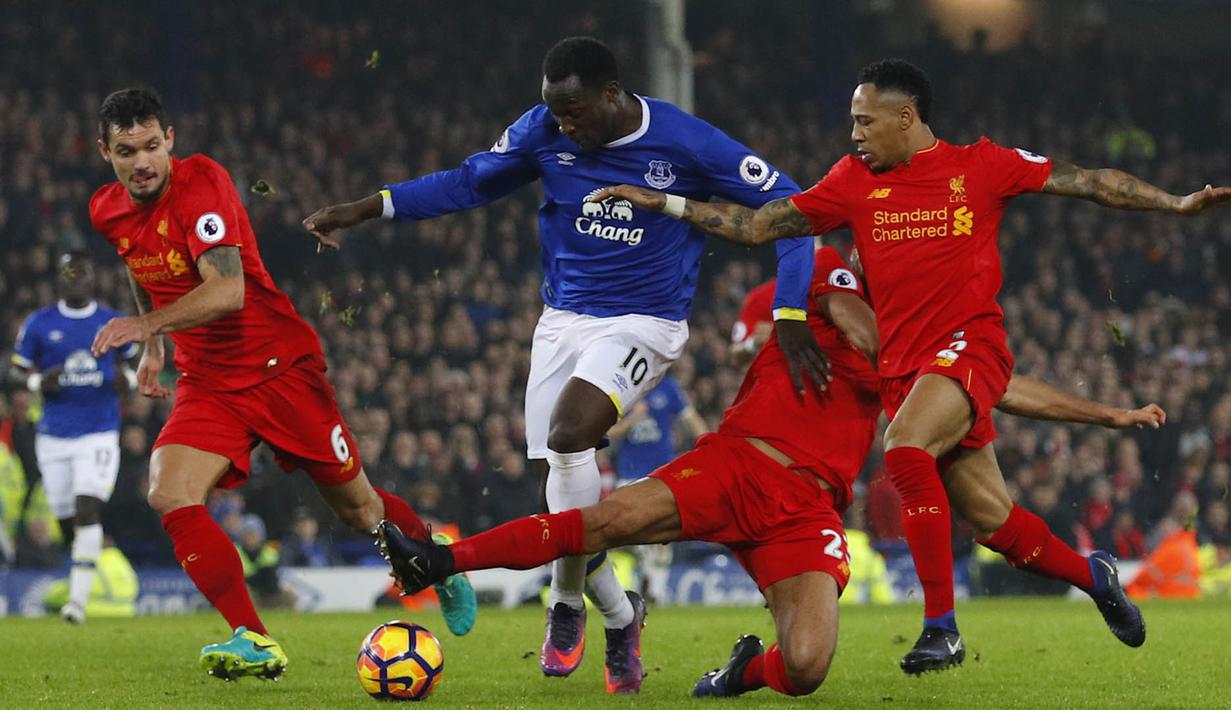 Striker Everton, Romelu Lukaku, berusaha melewati bek sayap Liverpool, Nathaniel Clyne. Pada laga ini Everton menurunkan formasi 4-2-3-1, sementara Liverpool memakai skema 4-3-3. (Reuters/Phil Noble) 