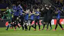 Para pemain Atalanta merayakan kemenangan atas Valencia usai pertandingan leg pertama babak 16 besar Liga Champions di stadion San Siro di Milan, Italia, Rabu, (19/2/2020). Atalanta menang telak atas Valencia 4-1.  (AP Photo/Luca Bruno)