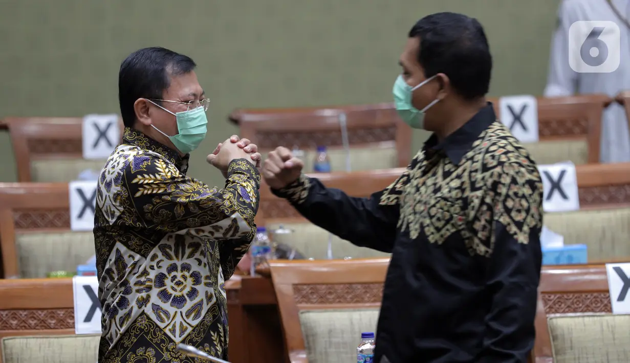 Menteri Kesehatan Terawan Agus Putranto (kiri) saat rapat kerja dengan Komisi IX DPR di Kompleks Parlemen, Jakarta, Kamis (27/8/2020). Raker tersebut membahas efektivitas pengorganisasian dan penganggaran dalam penanganan COVID-19. (Liputan6.com/Johan Tallo)