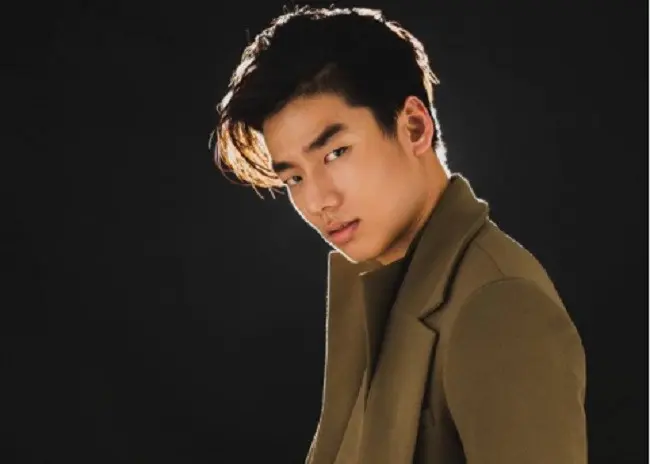 Kenalan dengan Lie Buntaran, model asal Indonesia ini memiliki wajah yang mirip aktor tampan Gong Yoo. Bagaimana menurut Anda? (Foto: Instagram/@lie_buntaran)
