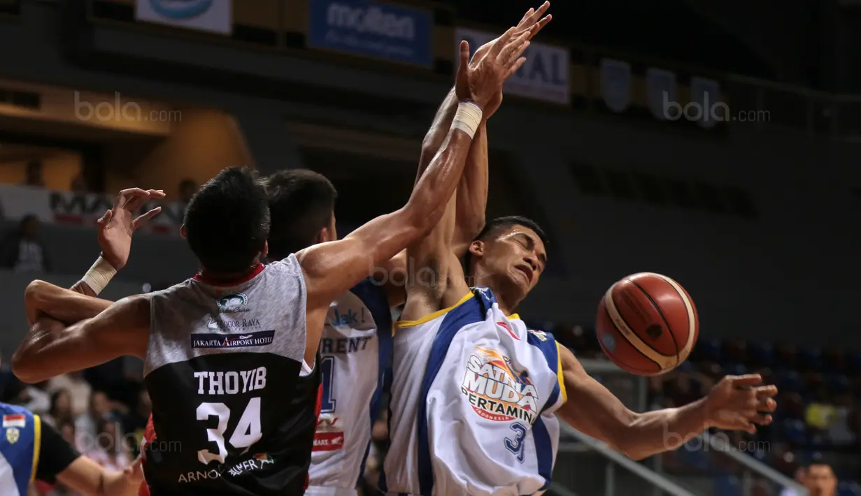 Pebasket Satria Muda, Kevin Sitorus (kanan) berebut bola dengan pebasket Aspac Jakarta, Thoyib Isman pada laga Perbasi Cup 2017 di Sports Mall, Kelapa Gading, Jakarta, (09/11/2017). Satria Muda menang 86-79. (Bola.com/Nick Hanoatubun)