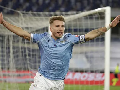 Penyerang Lazio, Ciro Immobile merayakan gol yang dicetaknya ke gawang AS Roma dalam pekan ke-18 Liga Italia di Stadion Olimpiade Roma, Sabtu (16/1/2021) dini hari WIB. AS Roma dibantai 0-3 oleh Lazio dalam laga bertajuk Derby della Capitale. (AP Photo/Andrew Medichini)