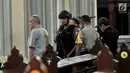 Tim Gegana dan K9 Polda Metro Jaya melakukan penyisiran jelang Misa Natal di Gereja Katedral, Jakarta, Senin (24/12). Sterilisasi di luar dan dalam gereja tersebut untuk menjaga keamanan saat Misa Natal. (Merdeka.com/Iqbal Nugroho)