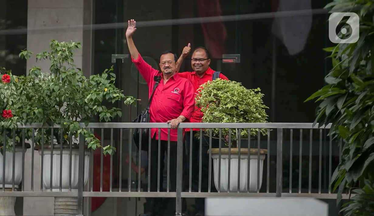 Pasangan Pilkada Solo 2020, Achmad Purnomo- Teguh Prakosa menyapa awak media saat tiba di DPP PDIP, Jakarta, Senin (10/2/2020). Kedatangannya tersebut untuk Proses fit and proper test calon pilkada 2020. (Liputan6.com/Faizal Fanani)