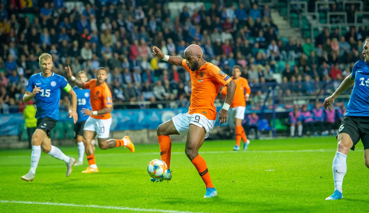 Striker Belanda, Ryan Babel, mengontrol bola saat melawan Estonia pada laga Kualifikasi Piala Eropa 2020 di Talinn, Estonia, Senin (9/9). Estonia kalah 0-4 dari Belanda. (AFP/Raigo Pajula)