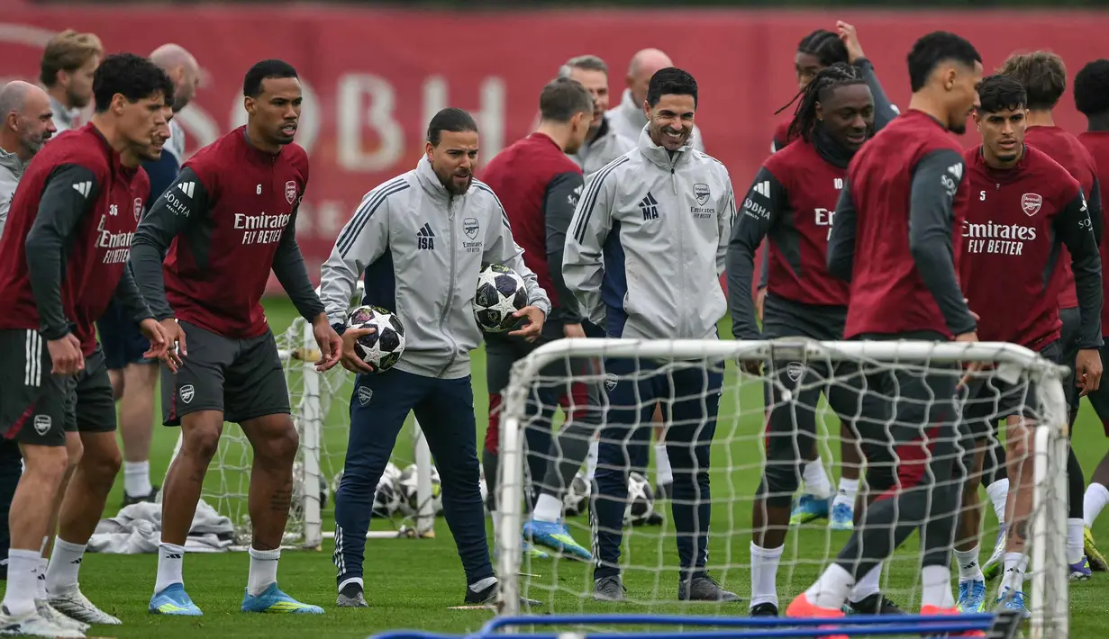 Untuk informasi, pertemuan pertama kedua tim di semifinal Liga Champions 2025/2026 berakhir imbang 1-1. Tampak dalam foto, manajer Arsenal asal Spanyol, Mikel Arteta (tengah kanan), memantau sesi latihan tim di London Colney, utara London, pada Senin 4 Mei 2026. (Glyn KIRK/AFP)