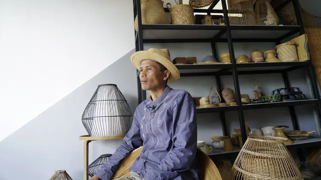 Utang Mamad (50) menunjukan ragam hasil kerajinan handmade berbahan bambu di workshop khusus bambu di wilayah Kecamatan Selaawi, Garut, Jawa Barat.
