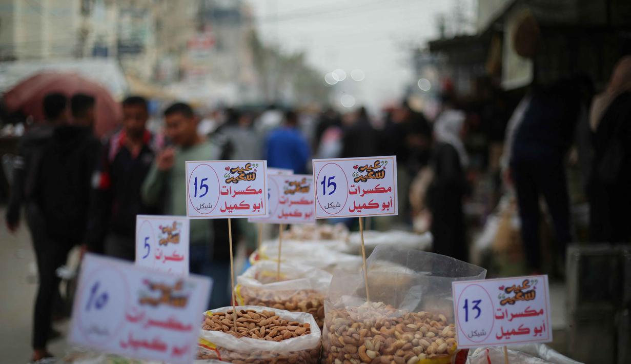 Serangan Israel terus berlanjut, meski ada upaya gencatan senjata, menyebabkan kehancuran 90 persen infrastruktur bangunan di Gaza dilaporkan mengalami kerusakan, termasuk lebih dari 352.000 rumah hancur. Tampak dalam foto, berbagai macam kacang-kacangan dipajang di pasar jalanan sekitar kamp pengungsi Nuseirat, Jalur Gaza tengah, pada Rabu 18 Maret 2026. (Eyad Baba/AFP)