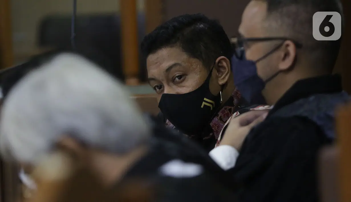 Terdakwa dugaan suap penanganan perkara di KPK yang juga mantan penyidik, AKP Stepanus Robin Pattuju saat menjalani sidang lanjutan di Pengadilan Tipikor, Jakarta Pusat, Senin (20/9/2021). Sidang beragendakan keterangan saksi dari JPU KPK. (Liputan6.com/Helmi Fithriansyah)