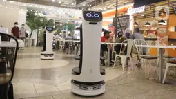 Robot bernama “Bellabot” melintasi pengunjung food court di Tangcity Mal, Kota Tangerang, Rabu (27/10/2021). Robot itu bertugas sebagai pramusaji guna meminimalisir sentuhan langsung antara pegawai dan pengunjung di saat aktivitas mal mulai beroperasi dalam masa pandemi. (Liputan6.com/Angga Yuniar)