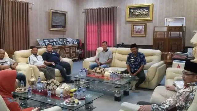 Menengok Ruang Kerja Pasha Ungu, Luas dan Banyak Dekorasi