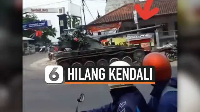 VIDEO: Tank Tempur Hilang Kendali, Tabrak Motor dan Gerobak Gorengan