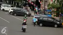 Sejumlah kendaraan terparkir di badan Jalan Kramat Raya, Jakarta, Senin (8/8). Pemprov DKI Jakarta melalui Dinas Perhubungan dan Transportasi (Dishubtrans) akan mengambil alih semua pengelolaan parkir on street. (Liputan6.com/Helmi Fithriansyah)