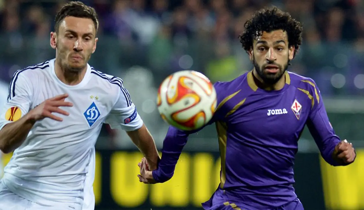 Gelandang Dynamo Kiev, Serhiy Rybalka berebut bola dengan pemain Fiorentina Mohamed Salah pada leg kedua 8 besar Liga Europa di Stadion Artemio Franchi, Italia, Jumat (24/4/2015). Fiorentina menang 2-0 atas Dynamo Kiev. (AFP PHOTO/Tiziana Fabi)