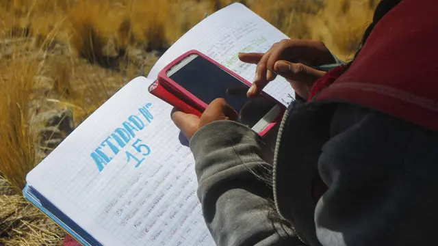 Siswa di Peru Naik Bukit Demi Belajar Daring