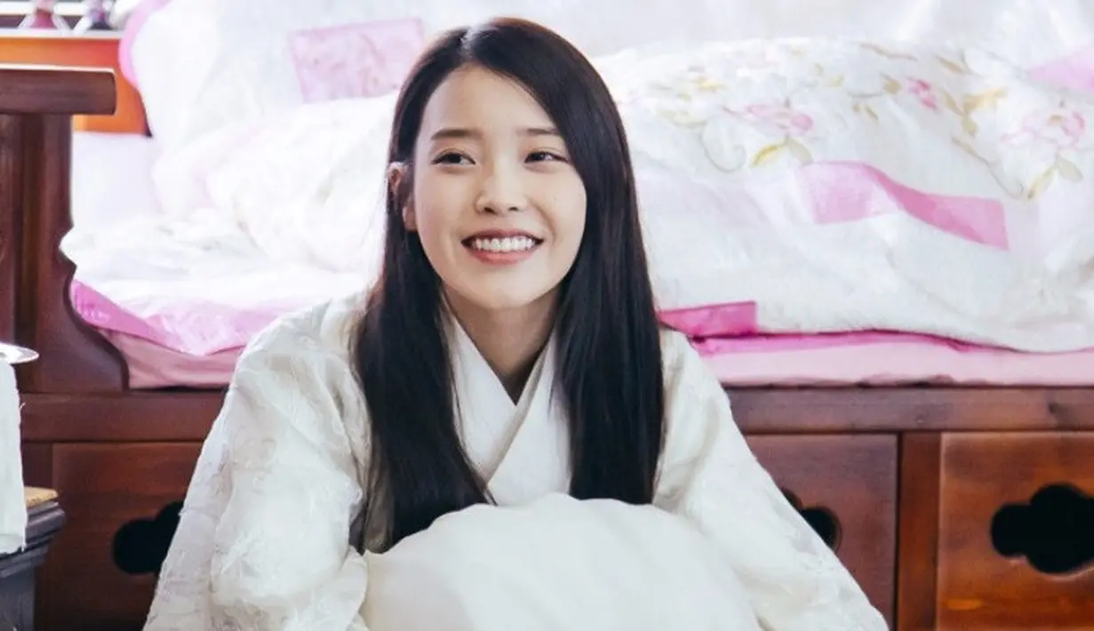 Tak hanya di dunia musik, IU juga melebarkan sayapnya ke dunia akting. Walaupun sempat diragukan, akan tetapi ia bermain baikdalam drama Producer, You're the Best, Lee Soon-shin. (Foto: Soompi.com)
