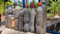 Deretan botol plastik berisi hasil semburan lumpur Desa Cipanas Cirebon yang diyakini bermanfaat untuk pengobatan. Foto (Liputan6.com / Panji Prayitno)