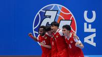 Para pemain Timnas Futsal Indonesia melakukan selebrasi setelah mencetak gol ke gawang Jepang dalam laga semifinal Piala Asia Futsal 2026 di Indonesia Arena, Senayan, Jakarta, Kamis (05/02/2026). (Bola.com/Bagaskara Lazuardi)