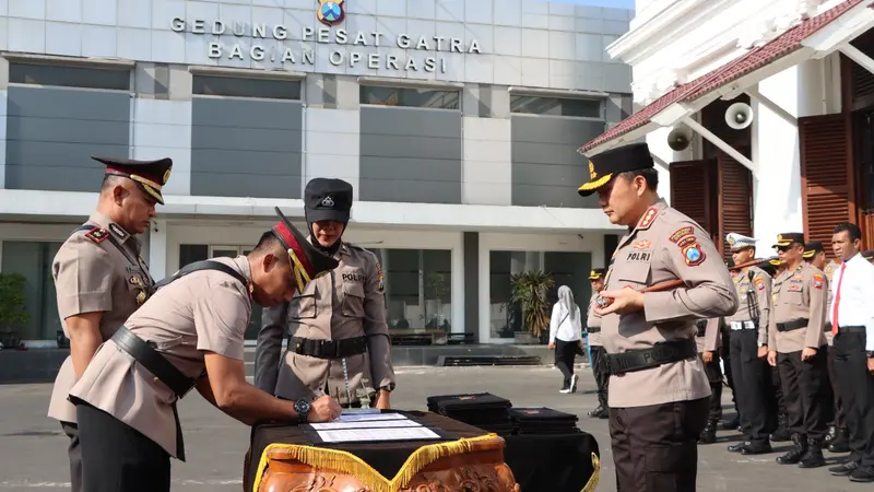 Kapolrestabes Surabaya Kombes Pol Pasma Royce memimpin serah terima jabatan  Surabaya di lapangan A Mapolrestabes Surabaya. (Dian Kurniawan/Liputan6.com)