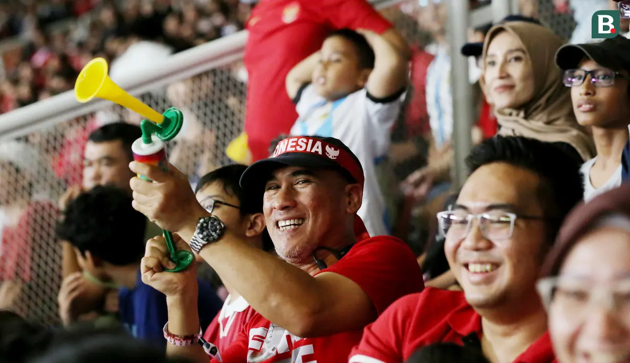 Suporter saat menyaksikan laga Timnas Indonesia vs Argentina pada FIFA Matchday 2023 di Stadion Utama Gelora Bung Karno, Jakarta, Senin (19/6/2023). (Bola.com/Muhammad Iqbal Ichsan)
