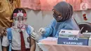 Seorang murid menjalani vaksinasi COVID-19 di SDN Cempaka Putih Timur 03 Pagi, Jakarta, Selasa (14/12/2021). Vaksinasi untuk anak usia 6-11 tahun dilakukan secara bertahap dengan target 26,7 juta anak. (merdeka.com/Iqbal S. Nugroho)