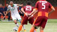Thiago Futuruso (kiri) saat membela Surabaya United  pada laga Piala Jenderal Sudirman di Stadion Maguwoharjo, Sleman, Yogyakarta, Minggu (13/12/20150). (Bola.com/Nicklas Hanoatubun)